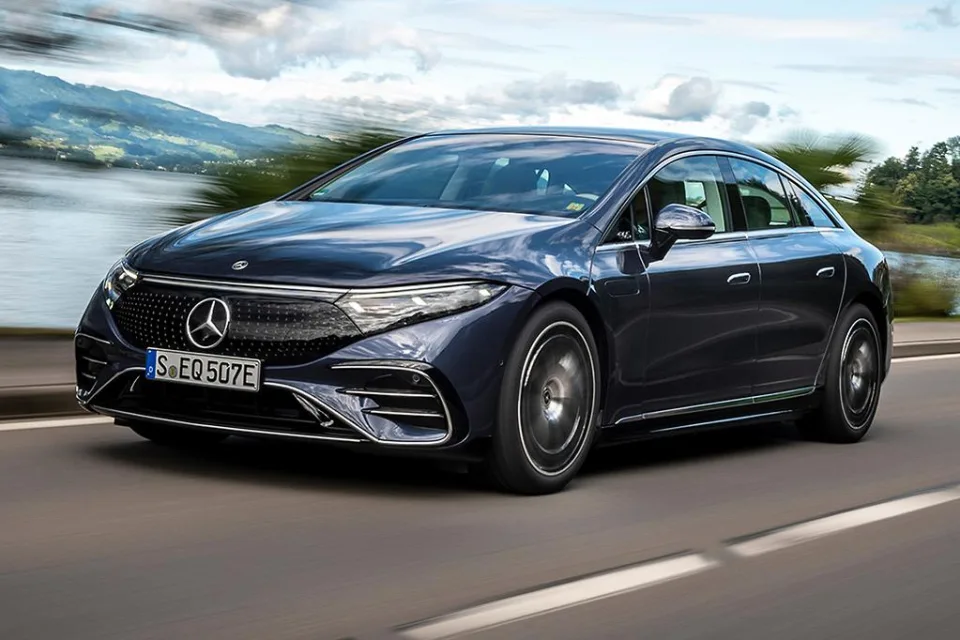 Internal Combustion Engine vs. Electric Vehicles: A Comprehensive Comparison for Modern Car Buyers